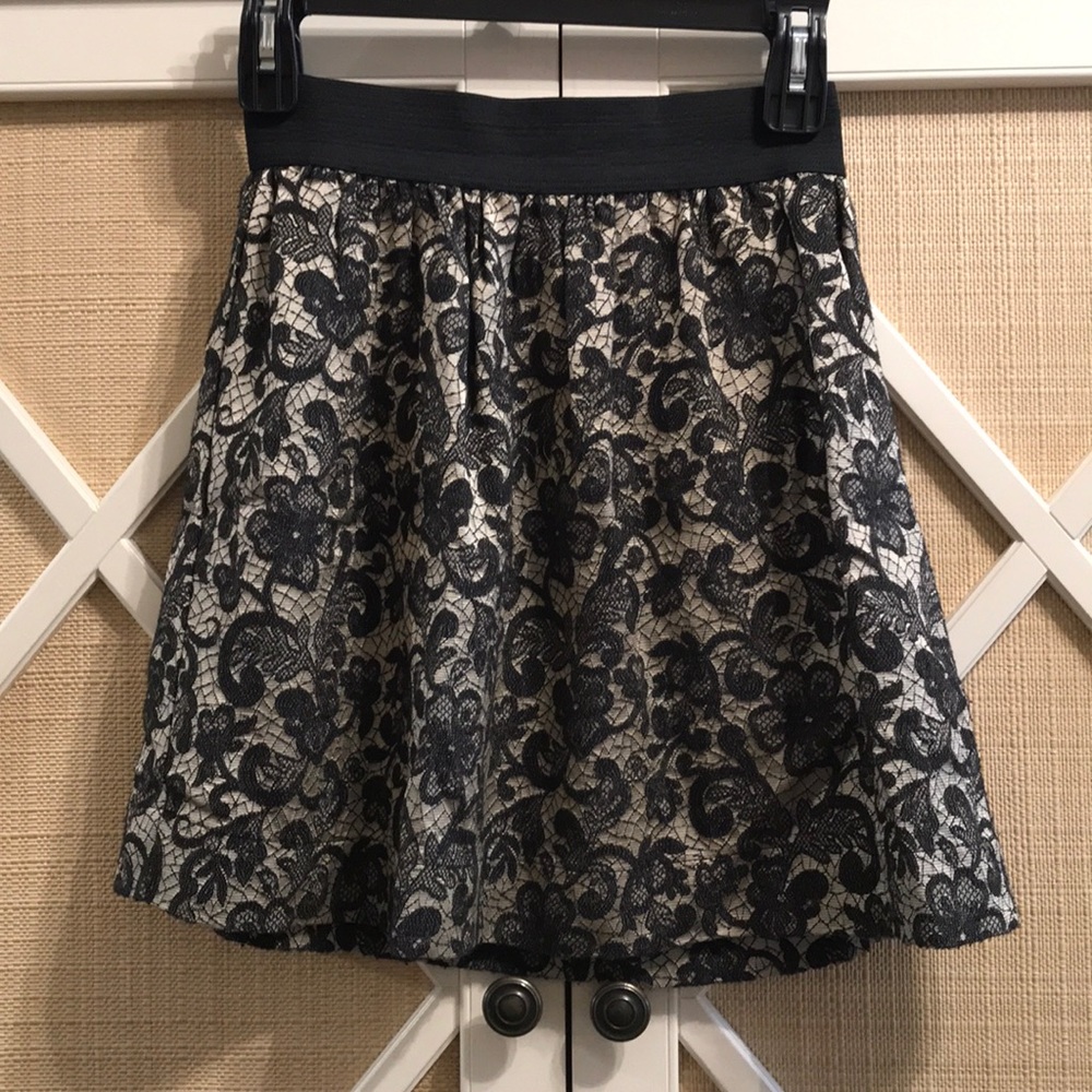 Beige & black floral skirt w/elastic waistband